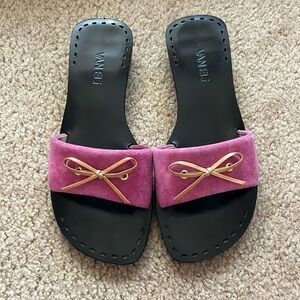 Vaneli Fuchsia Suede Slide Sandals w/ Bow Detail Size 8.5